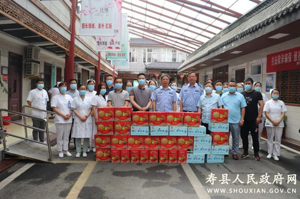 淮南壽縣公安局到壽春鎮(zhèn)中心衛(wèi)生院慰問(wèn)一線醫(yī)務(wù)工作者