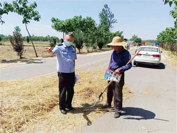 淮南鳳臺交警“五個(gè)加強(qiáng)”護(hù)航午收道路交通安全