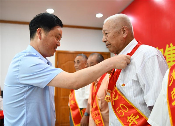 淮南謝家集區(qū)召開“光榮在黨50年”老黨員老干部座談會