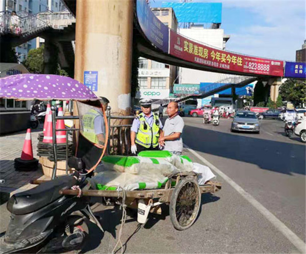 淮南電動(dòng)車(chē)拖行架子車(chē) 交警及時(shí)糾正除隱患