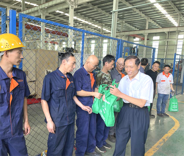 淮南市、縣總工會(huì)開展送清涼活動(dòng)