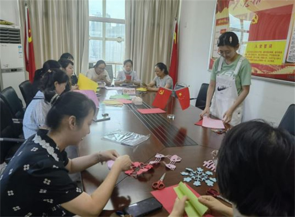 淮南市城鄉(xiāng)居保中心黨支部開展“弘揚傳統(tǒng)節(jié)日文化，歡慶七夕學(xué)剪紙”主題黨日活動