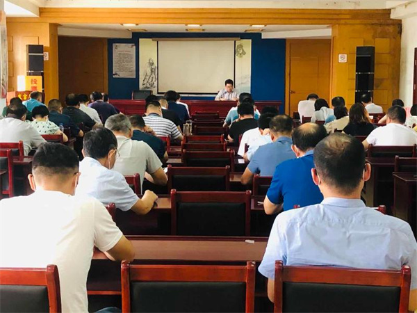 淮南市壽縣縣委、副縣長李景練為壽縣市場(chǎng)監(jiān)管系統(tǒng)黨員上黨課