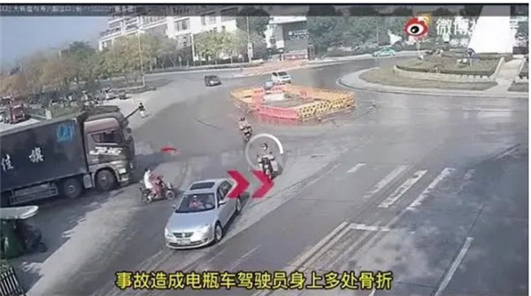 驚險(xiǎn)一幕！淮南壽縣電瓶車駕駛?cè)吮痪砣胴涇嚨撞?..