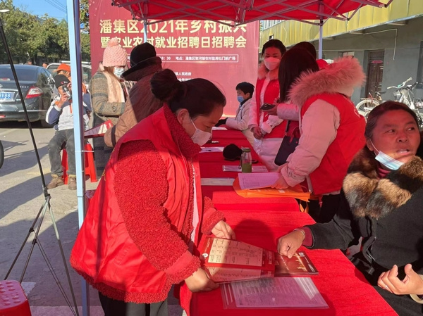 淮南市潘集區(qū)架河鎮(zhèn)婦聯(lián)“宣傳+培訓(xùn)+招聘會”模式促婦女就業(yè)
