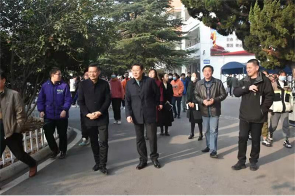 淮南市教體局副局長洪光社來淮南二十六中督導創(chuàng)城工作