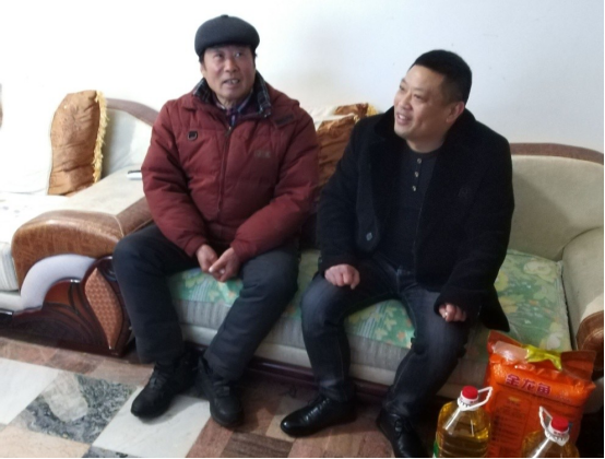 淮南第二十七中慰問(wèn)駐村干部、生活困難黨員和老干部
