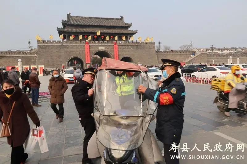 淮南壽縣電瓶三輪車治理，扣押近30輛電瓶三輪車，每位車主都寫下書面保證，承諾以后不再用三輪車進(jìn)行營(yíng)運(yùn)。