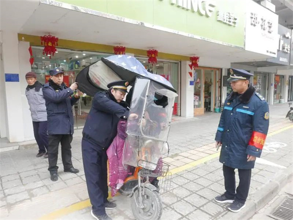 淮南壽縣加強(qiáng)城區(qū)私自改裝防雨棚整治，助力壽州古城創(chuàng)5A