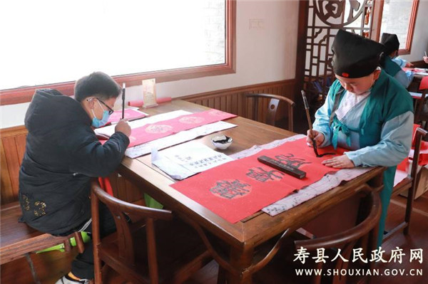 淮南壽縣舉行壽州福娃寫春聯(lián)送祝?；顒? /></a></i>
            			<h2><a href=