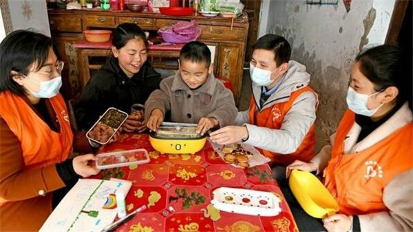淮南：跨越440公里！“愛(ài)心飯盒”送給爸媽