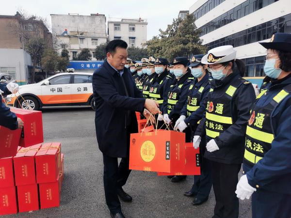 淮南市交通運(yùn)輸局黨組書記、局長(zhǎng)李輝看望慰問春節(jié)堅(jiān)守崗位的干部職工并檢查指導(dǎo)春運(yùn)安全和疫情防控工作